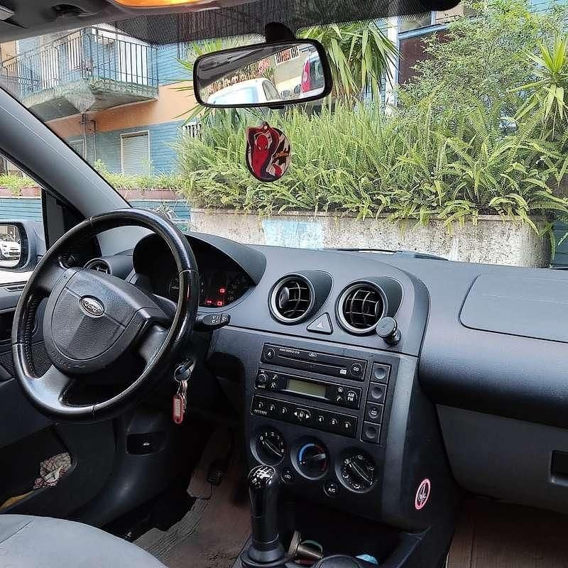 Usata Ford Fiesta Zetec 75 CV (55 kW) 2003 Berlina
