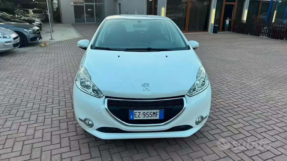 Usata Peugeot 208 Allure 75 CV (55 kW) 2015 Bianco Utilitaria