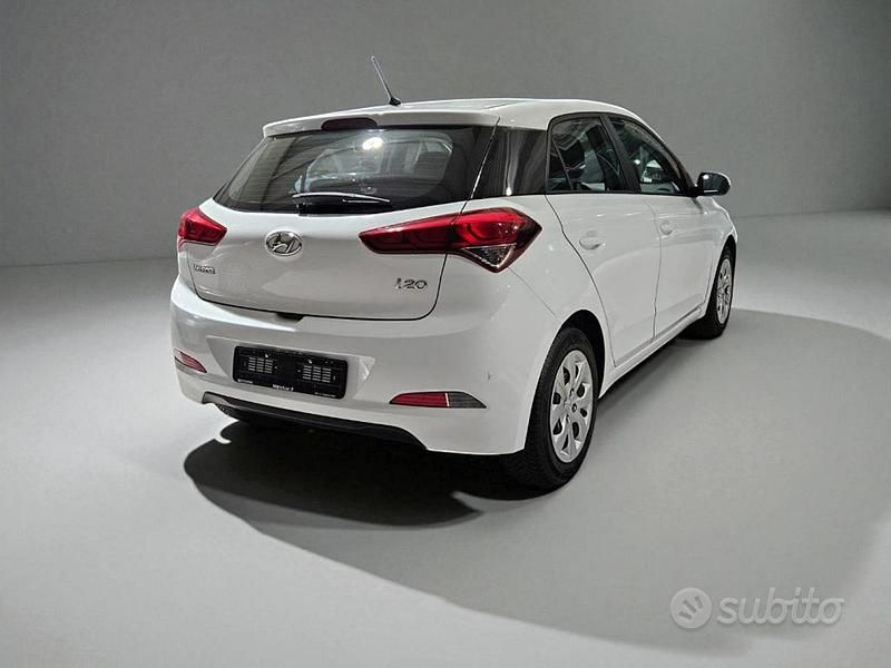 Usata Hyundai i20 Classic 75 CV (55 kW) 2018 Bianco pastello Berlina