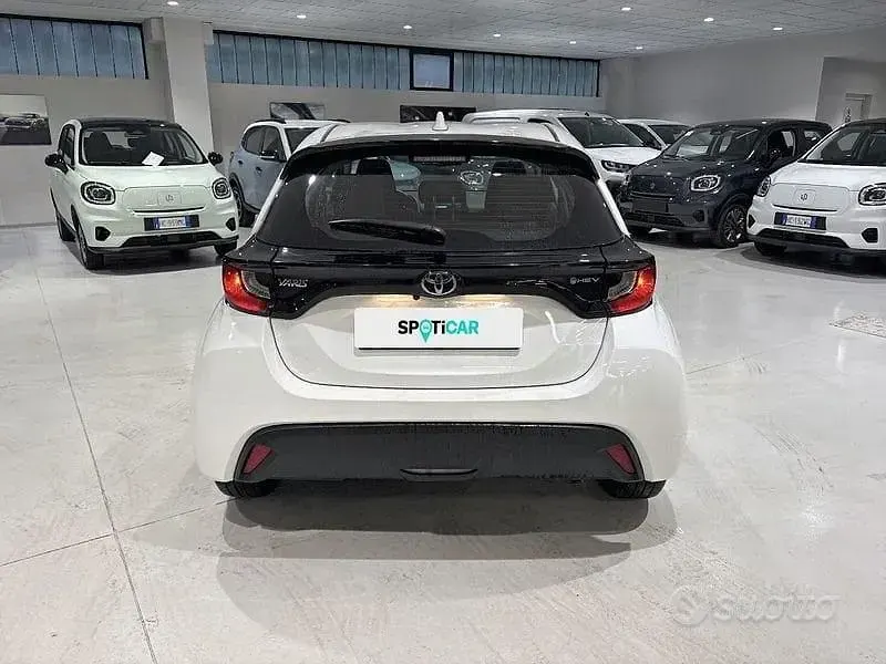Usata Toyota Yaris Hybrid Active 116 CV (85 kW) 2025 Bianco Berlina