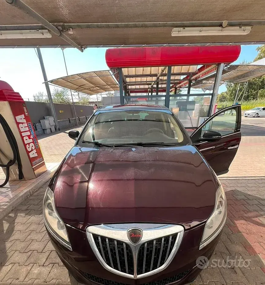 Usata Lancia Delta 120 CV (88 kW) 2009 Viola Utilitaria