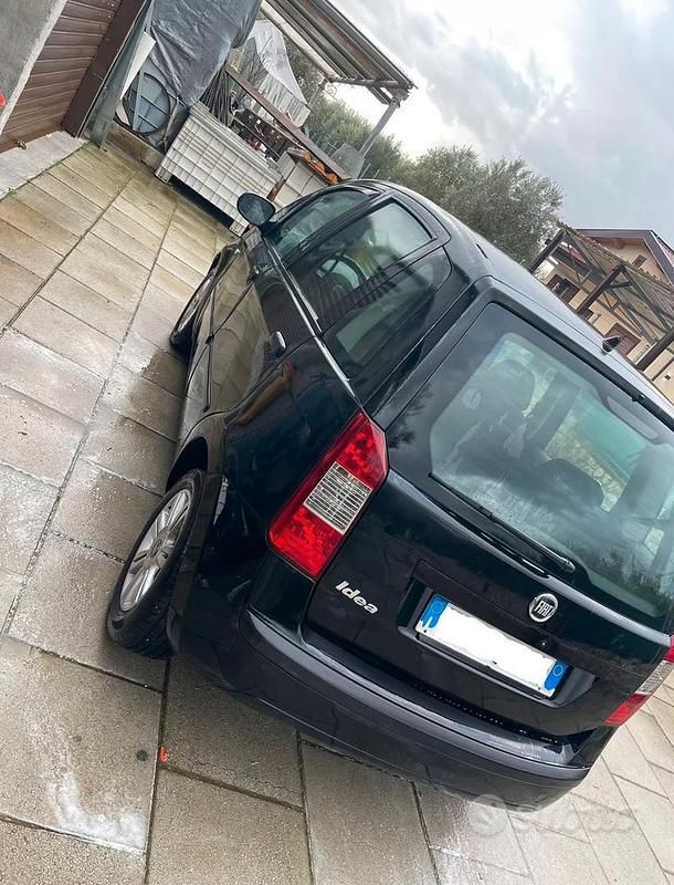 Käytetty Fiat Idea 70 HP (51 kW) 2010 Musta Tila-auto