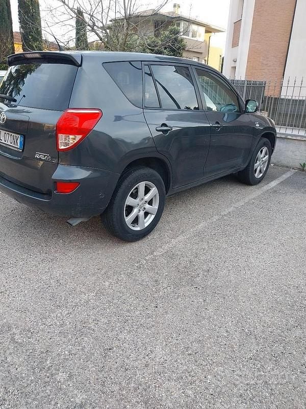 Usata Toyota RAV4 136 CV (100 kW) 2007 Grigio SUV