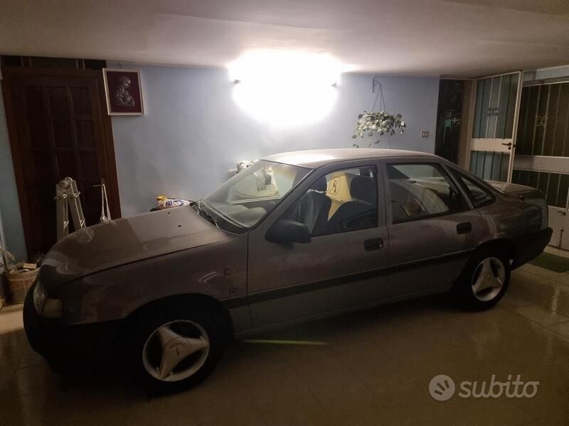 Usata 1991 Opel Vectra Tre volumi | 2500 € - Immagine 1/3