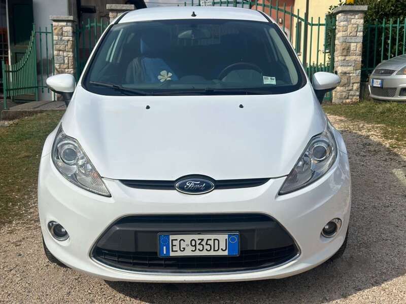 Usata Ford Fiesta Titanium 82 CV (60 kW) 2010 Bianco Utilitaria