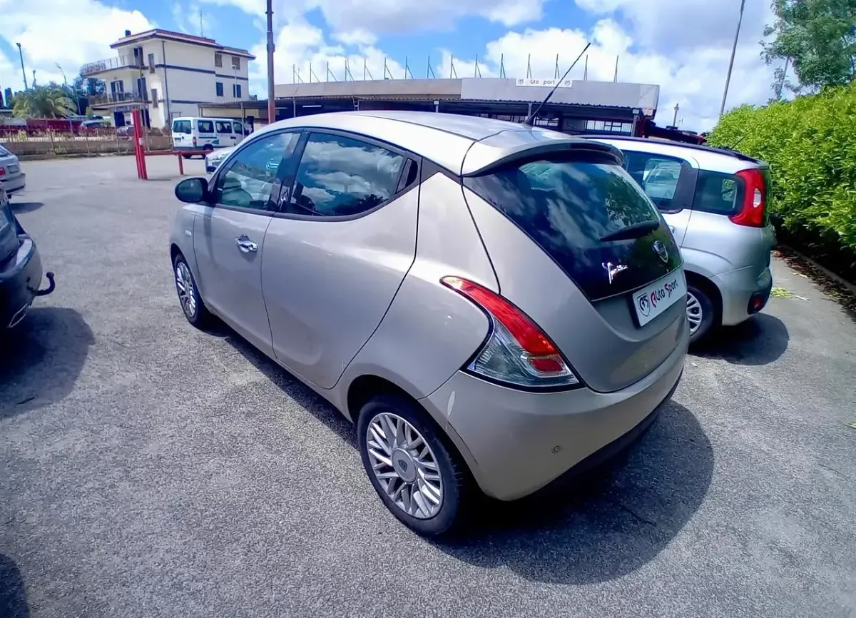 Usata Lancia Ypsilon Gold 95 CV (69 kW) 2015 Grigio Utilitaria