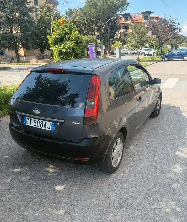 Usata Ford Fiesta 68 CV (50 kW) 2005 Bluazzurro Utilitaria
