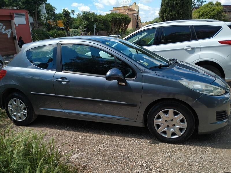 Grigio Usata 2010 Peugeot 207 Due volumi | 4500 € (Buon prezzo) - Immagine 1/4