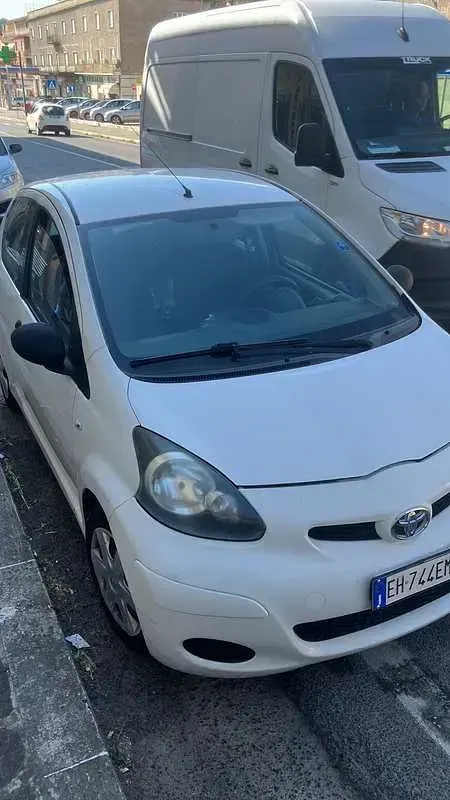 Usata Toyota Aygo Connect Style 72 CV (52 kW) 2011 Bianco Utilitaria