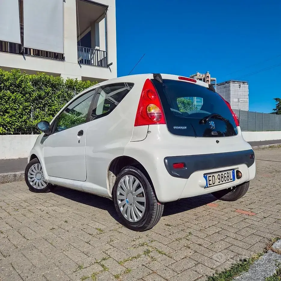 Usata Peugeot 107 68 CV (50 kW) 2011 Bianco Utilitaria