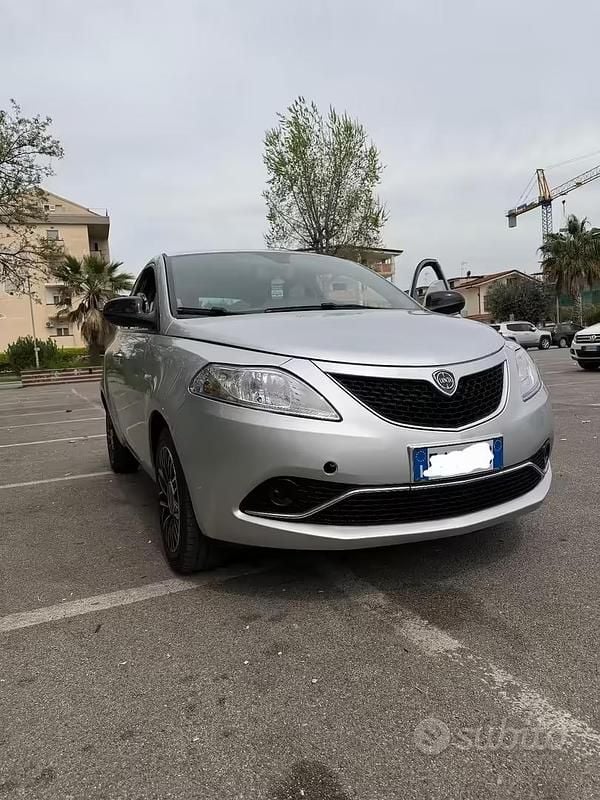 Usata Lancia Ypsilon 95 CV (69 kW) 2017 Grigio Utilitaria