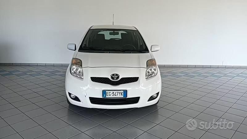 Usata Toyota Yaris Sol 90 CV (66 kW) 2011 Bianco Utilitaria