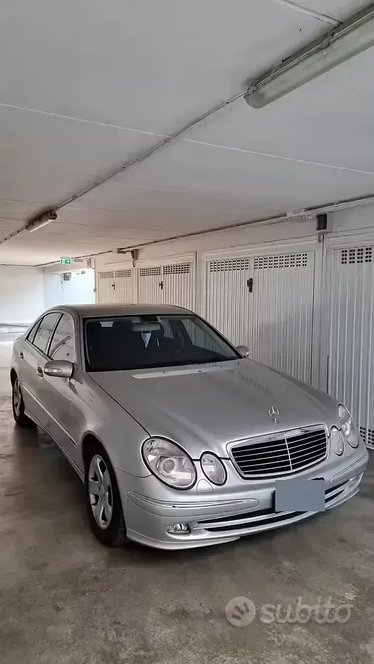 Usata Mercedes E220 Avantgarde 150 CV (110 kW) 2005 Grigio Berlina