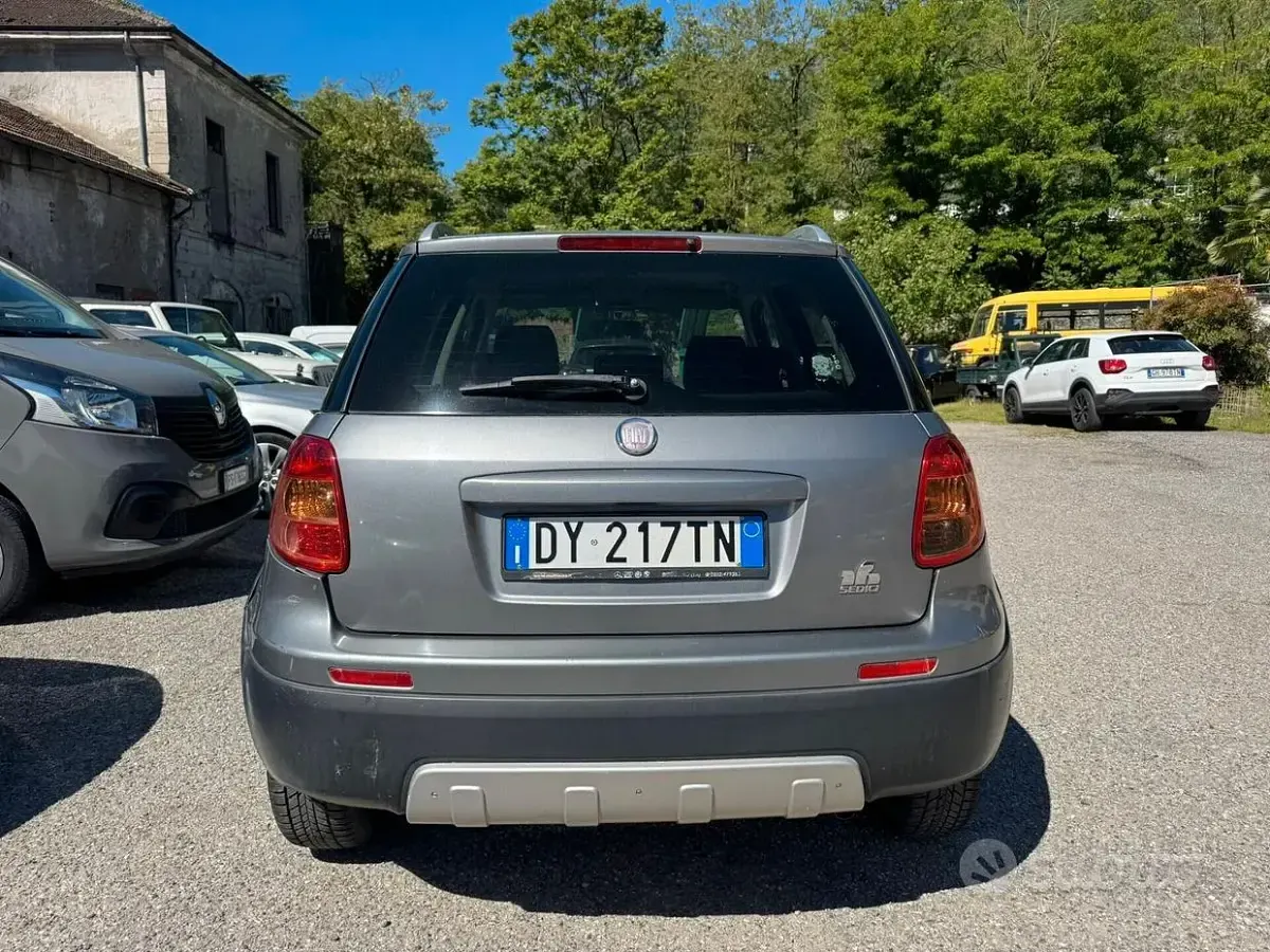 Begagnad Fiat Sedici Emotion 107 HK (78 kW) 2009 Grå SUV