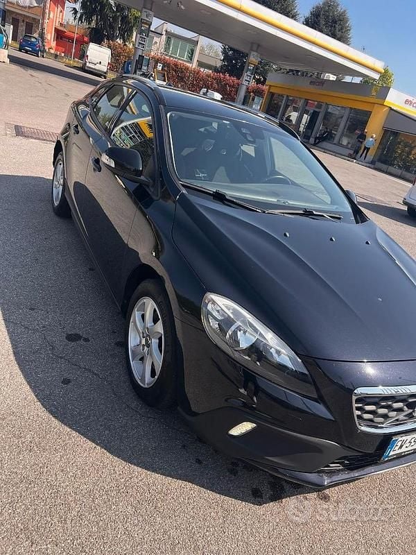 Usata Volvo V40 116 CV (85 kW) 2014 Nero Berlina