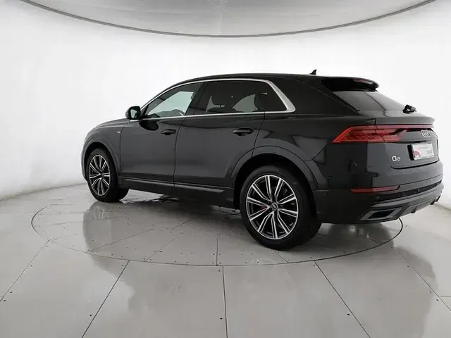 Usata Audi Q8 Sport 231 CV (169 kW) 2022 Nero mythos metallizzato SUV