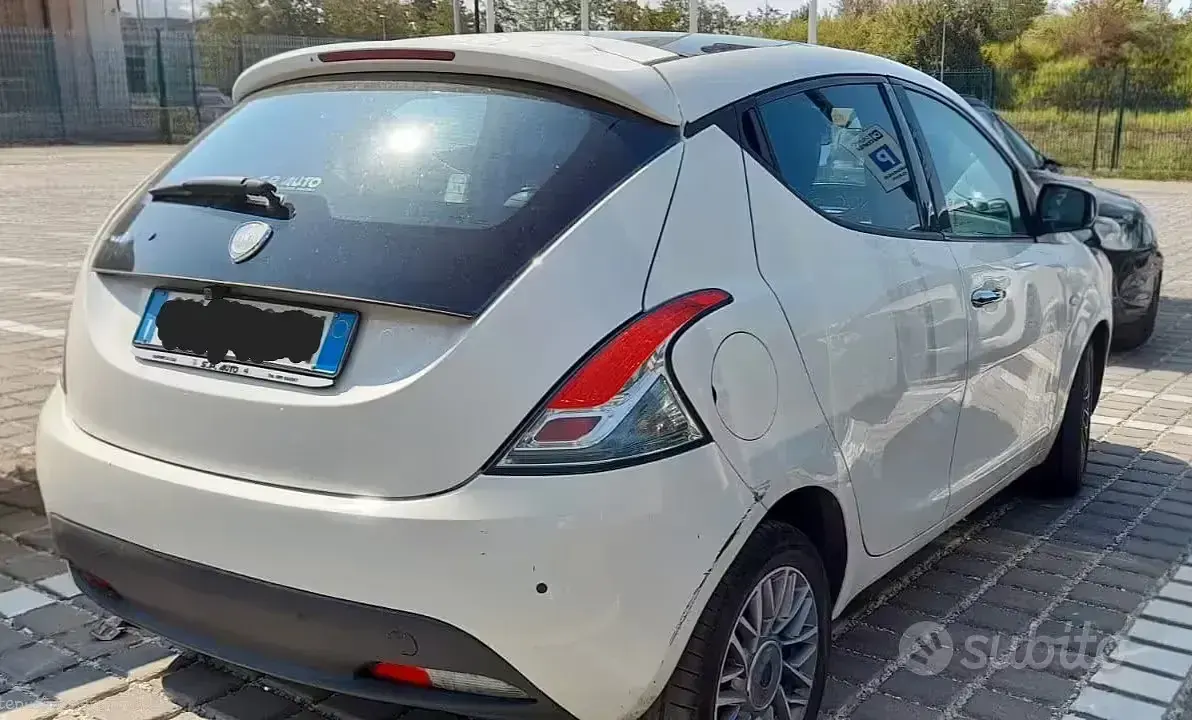 Usata Lancia Ypsilon Platinum 75 CV (55 kW) 2011 Bianco Utilitaria