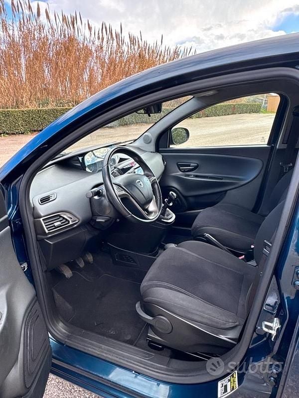 Usata Lancia Ypsilon 80 CV (58 kW) 2016 Blu Utilitaria