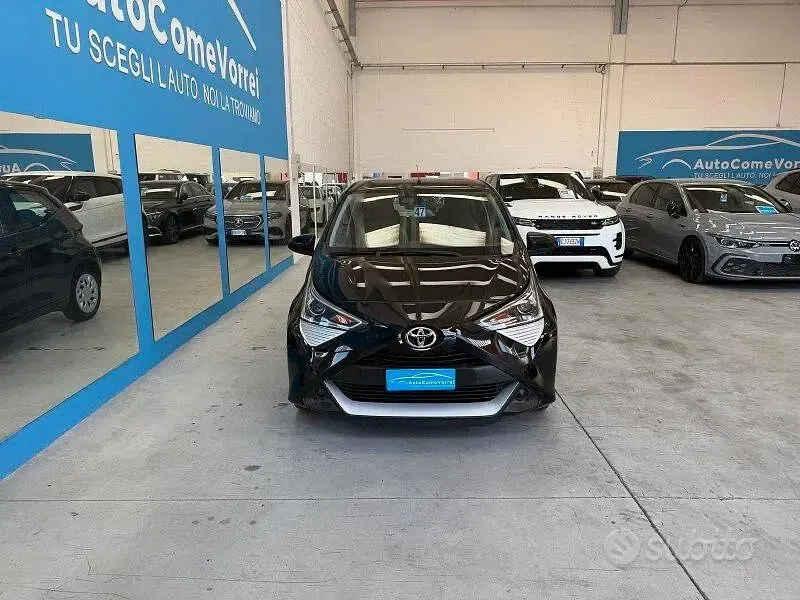 Usata Toyota Aygo Connect Style 72 CV (52 kW) 2021 Nero Utilitaria