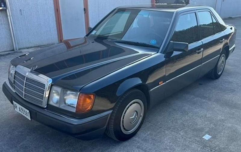 Usata Mercedes E250 126 CV (92 kW) 1992 Nero Berlina