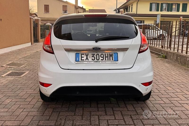 Usata Ford Fiesta Titanium 75 CV (55 kW) 2014 Bianco Utilitaria
