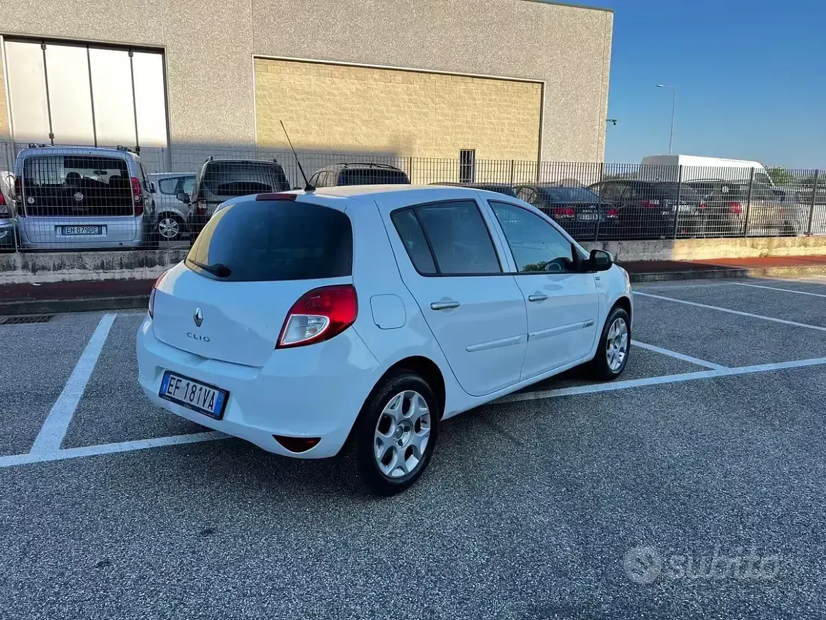 Usado Renault Clio II 75 CV (55 kW) 2011 Blanco Berlina