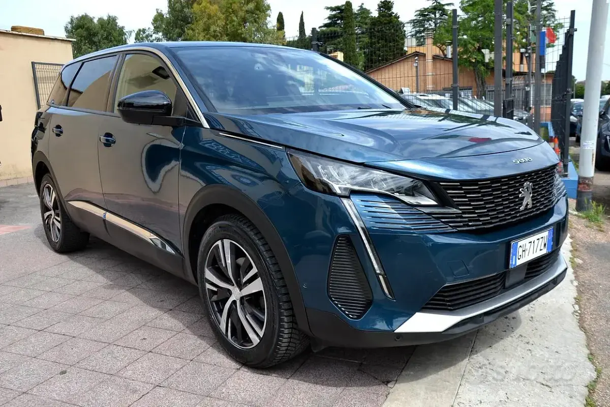 Usado Peugeot 5008 Allure 131 HP (96 kW) 2022 Cinzento SUV
