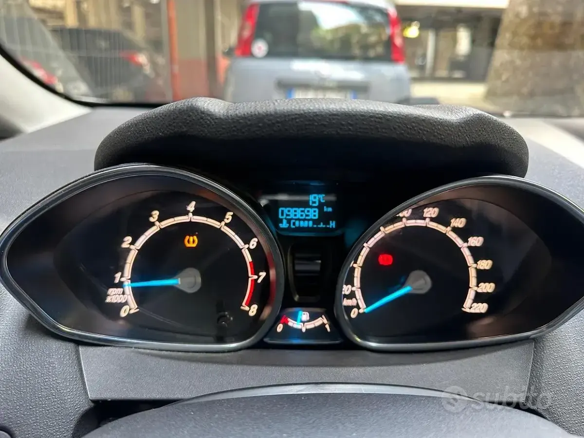 Usata Ford Fiesta Titanium 95 CV (69 kW) 2015 Grigio Utilitaria