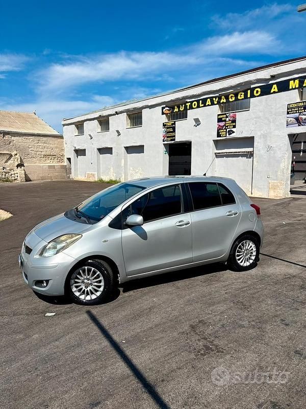Usata Toyota Yaris 87 CV (63 kW) 2010 Grigio Utilitaria