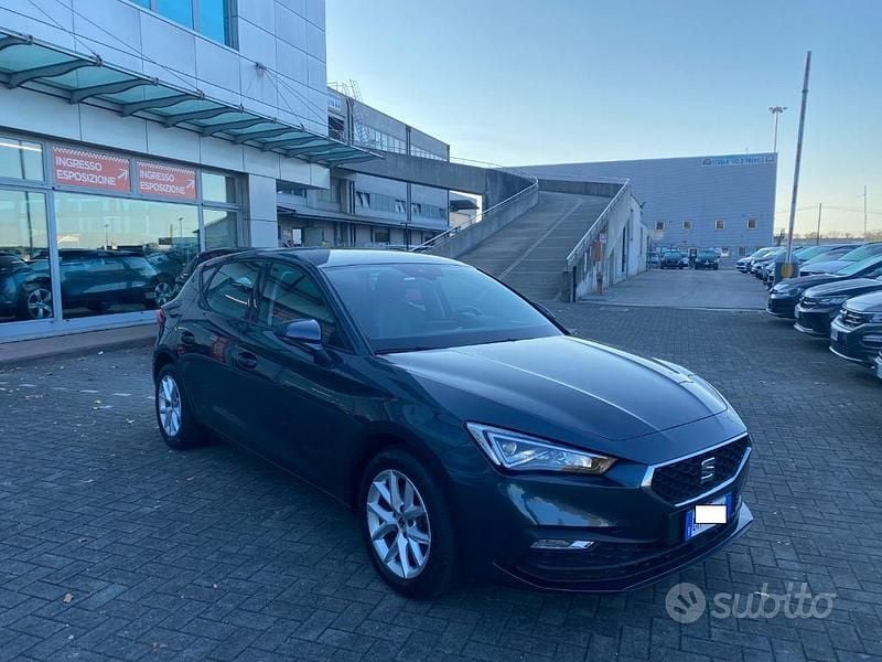 Käytetty Seat Leon Style 131 HP (96 kW) 2022 Harmaa Sedan