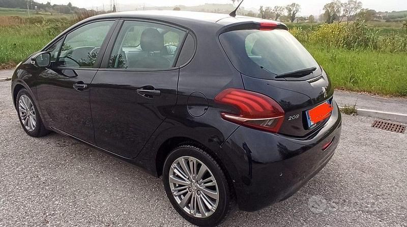 Usata Peugeot 208 Active 75 CV (55 kW) 2015 Blu Utilitaria