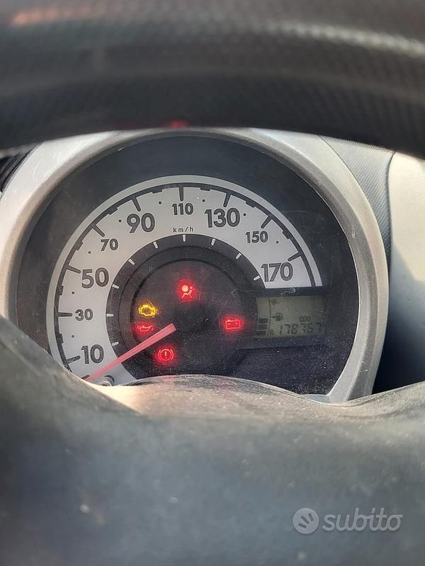 Usata Toyota Aygo 67 CV (49 kW) 2007 Grigio Utilitaria