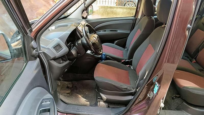 Usata Fiat Doblò 90 CV (66 kW) 2011 Marrone Monovolume