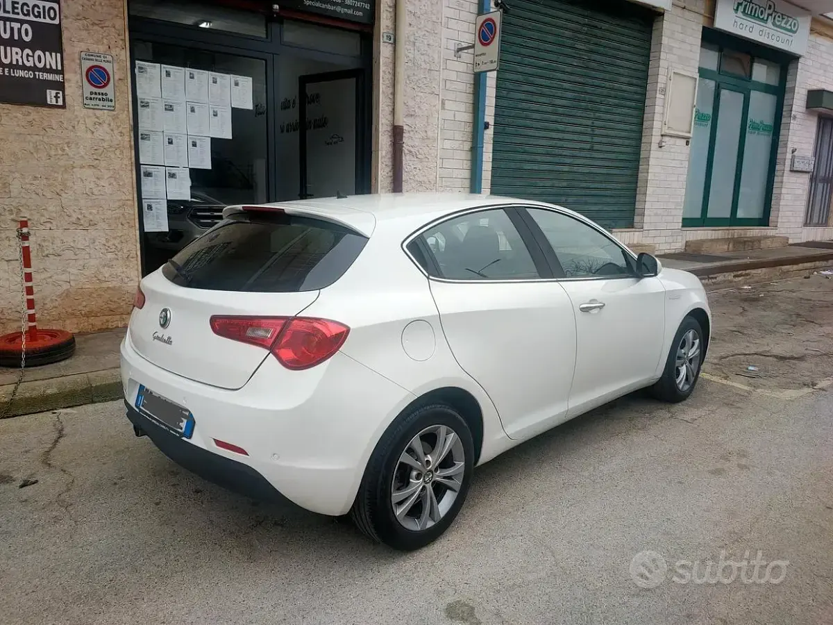 Usata Alfa Romeo Giulietta Exclusive 105 CV (77 kW) 2013 Bianco Utilitaria