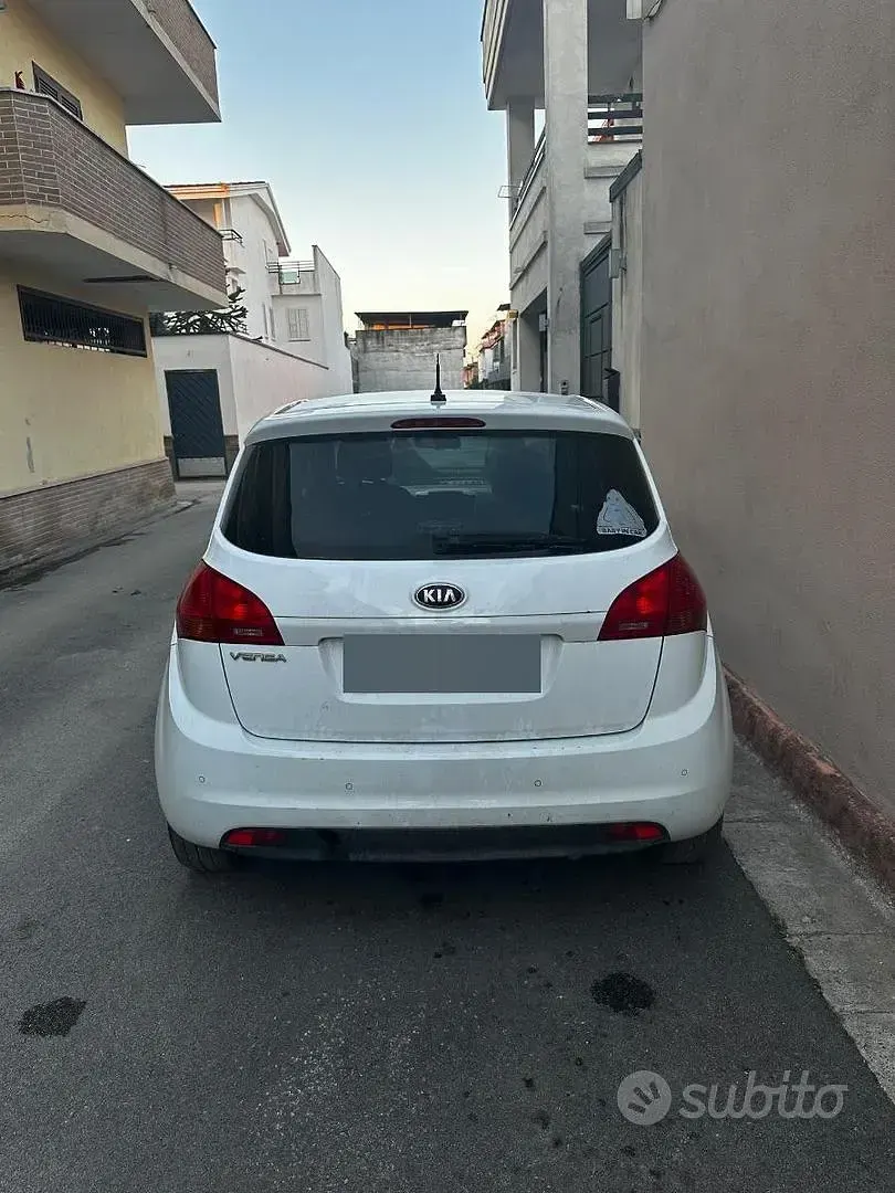Usata Kia Venga 90 CV (66 kW) 2013 Bianco Utilitaria
