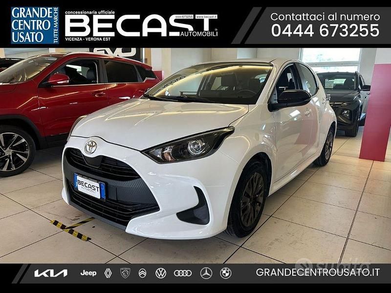 Usata Toyota Yaris Hybrid Active 92 CV (67 kW) 2024 Bianco pastello Berlina