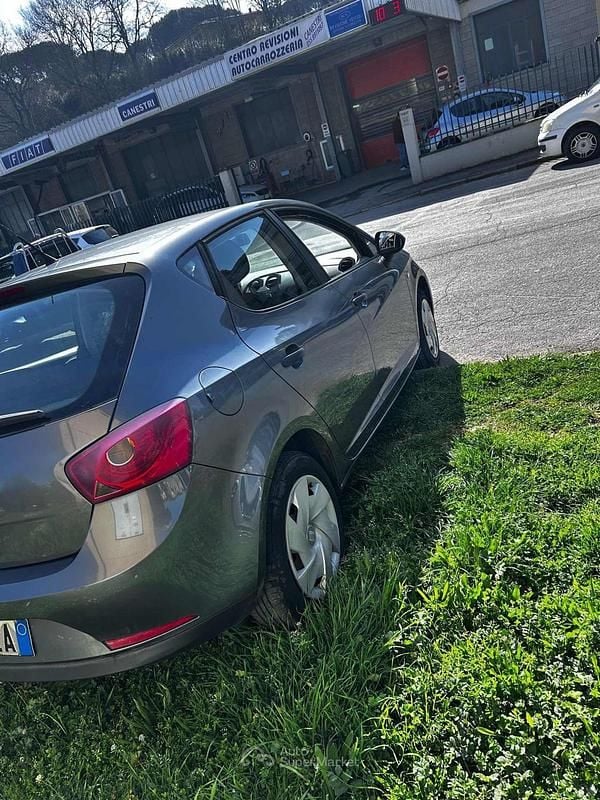 Usata Seat Ibiza Reference 75 CV (55 kW) 2012 Gray Berlina