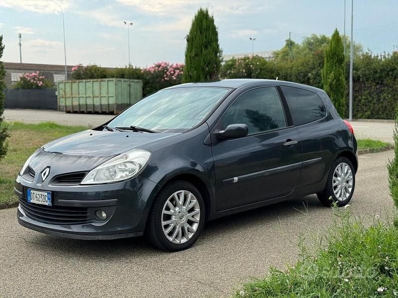 Begagnad Renault Clio II LE 75 HK (55 kW) 2010 Grå Sedan