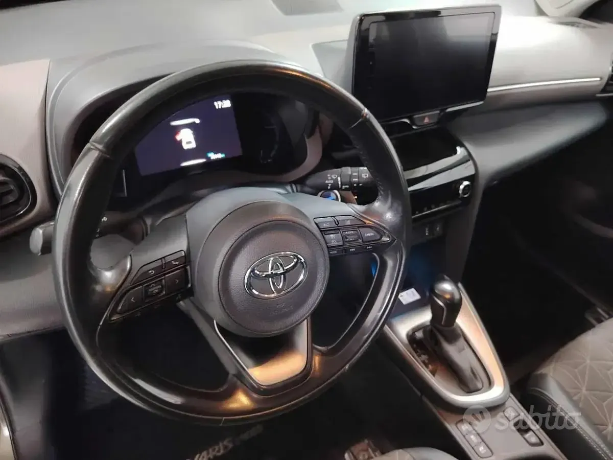 Usata Toyota Yaris Cross Lounge 92 CV (67 kW) 2022 Grigio SUV