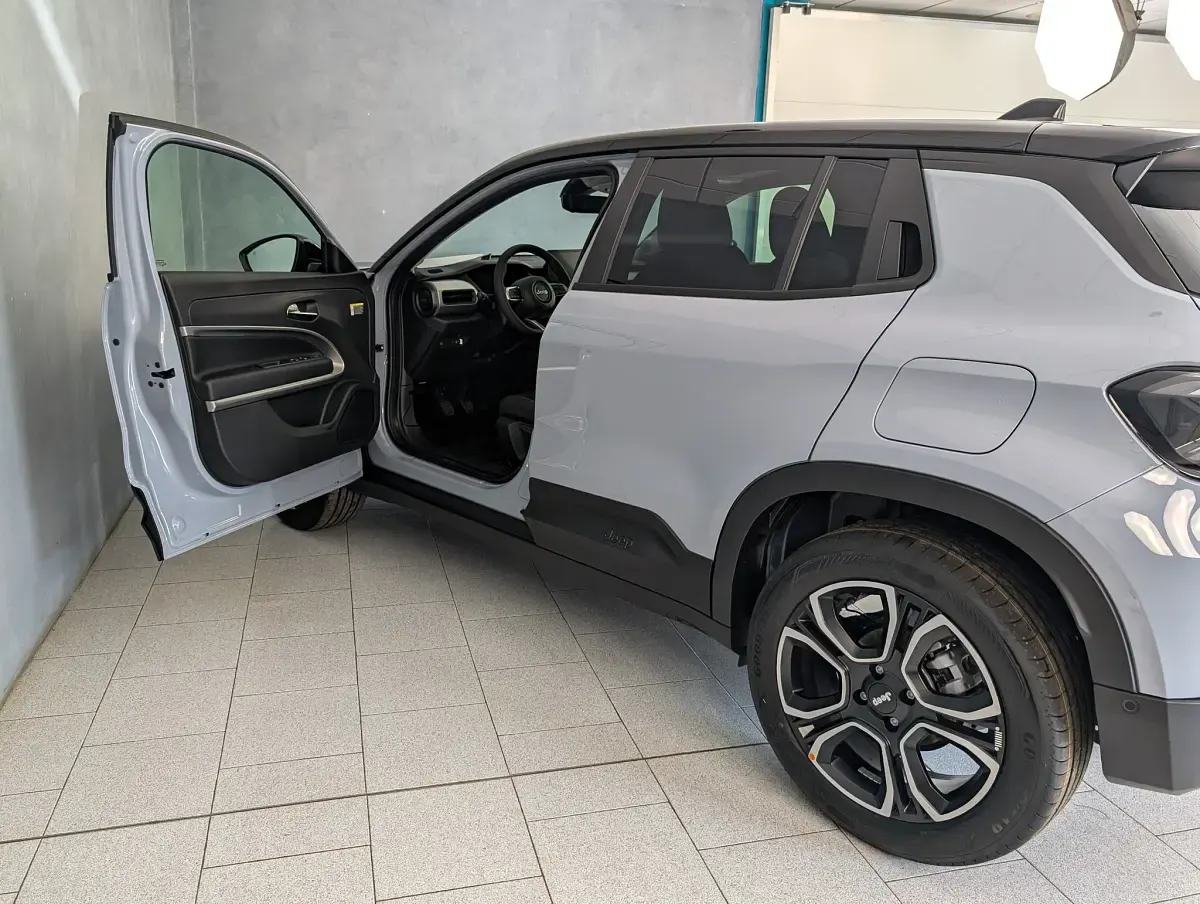 Nuova Jeep Avenger Summit 101 CV (74 kW) 2025 Grigio SUV