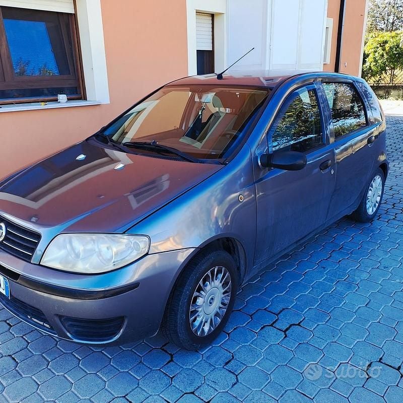 Usata 2004 Fiat Punto Tre volumi | 1300 € (Buon prezzo) - Immagine 1/4