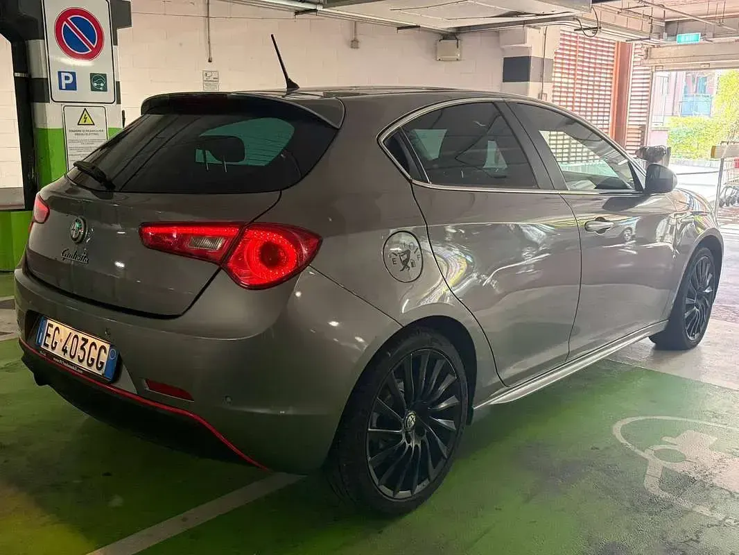 Usata Alfa Romeo Giulietta Distinctive 120 CV (88 kW) 2011 Grigio Utilitaria