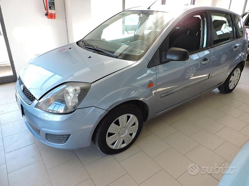 Usata Ford Fiesta 68 CV (50 kW) 2006 Blu Utilitaria