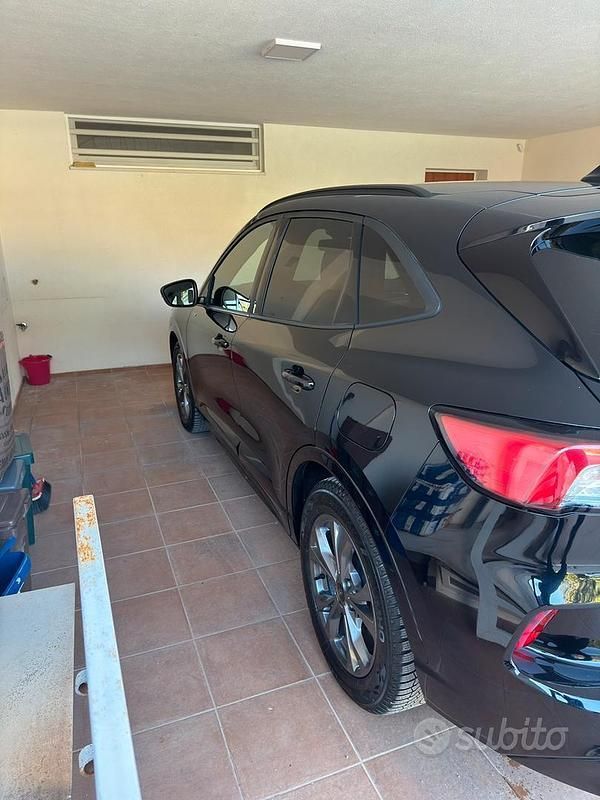 Usata Ford Kuga 120 CV (88 kW) 2023 Nero SUV