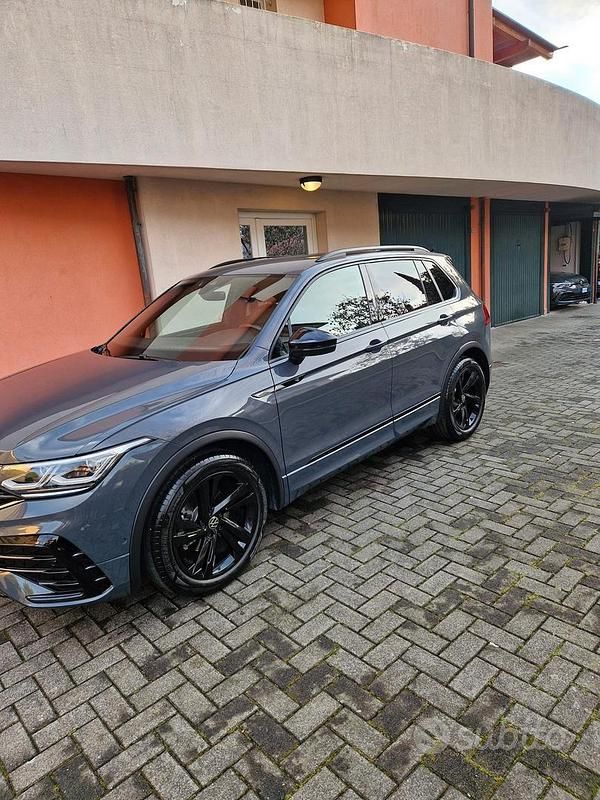 Usata VW Tiguan R-line 150 CV (110 kW) 2024 Grigio SUV