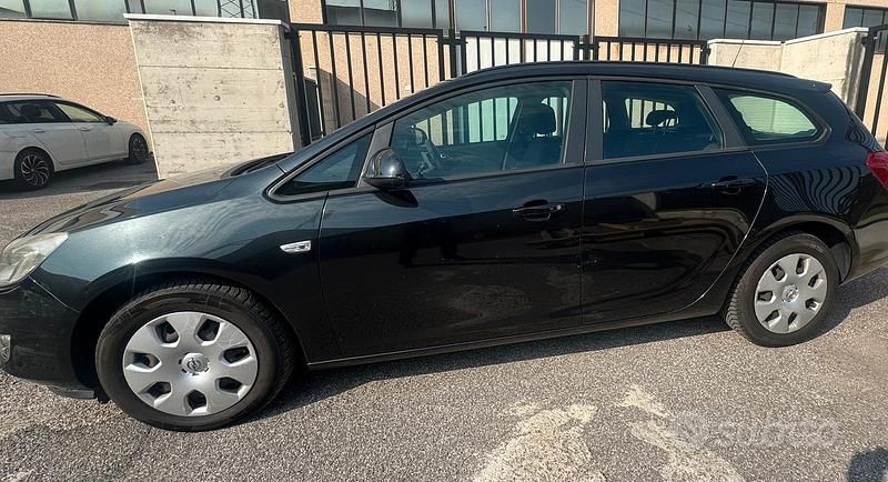 Usata Opel Astra 110 CV (80 kW) 2010 Nero Station wagon