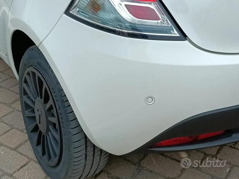 Begagnad Lancia Ypsilon 69 HK (50 kW) 2022 Vit Halvkombi