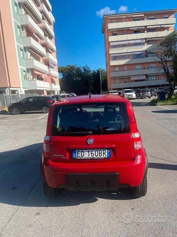 Usata Fiat Panda 4x4 69 CV (50 kW) 2010 Rosso Utilitaria
