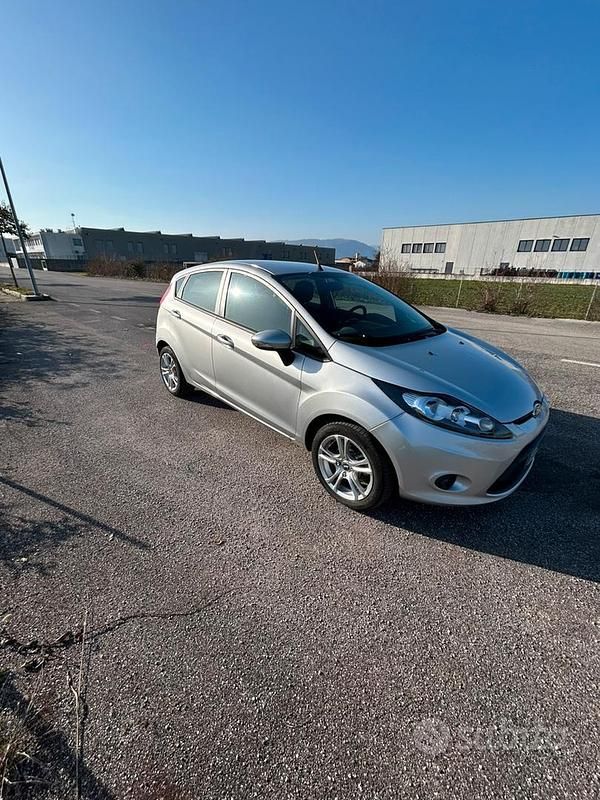 Usata Ford Fiesta Business Edition 70 CV (51 kW) 2011 Grigio Utilitaria