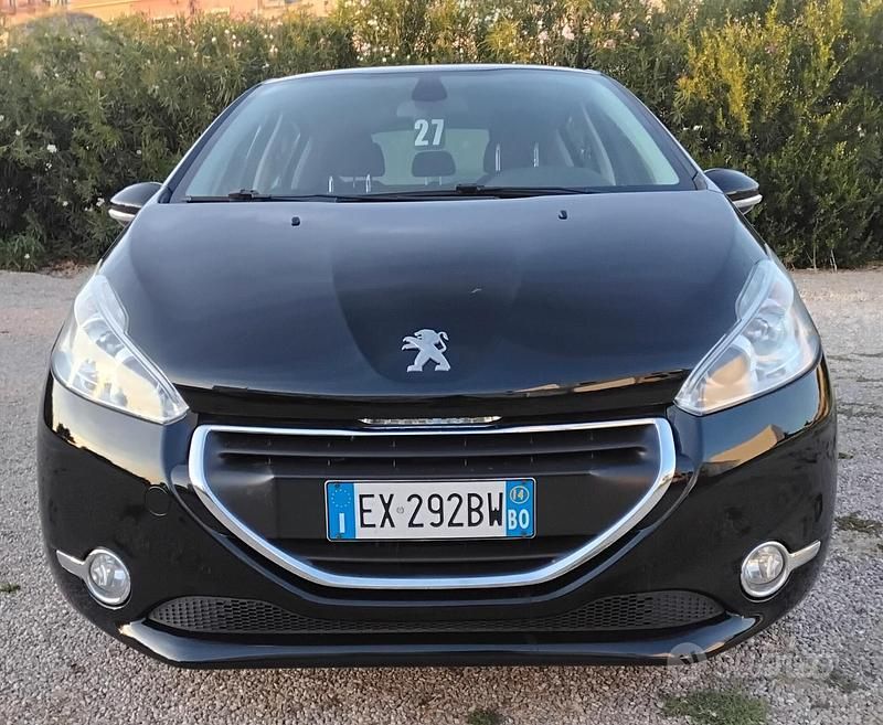 Usata Peugeot 208 Active 68 CV (50 kW) 2014 Nero Utilitaria